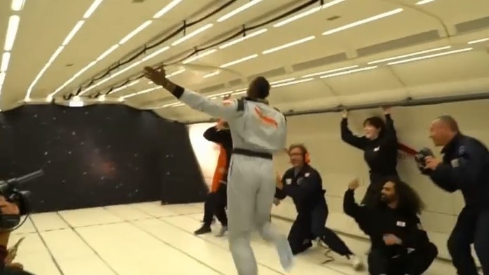 Usain Bolt počas pretekov v stave beztiaže.