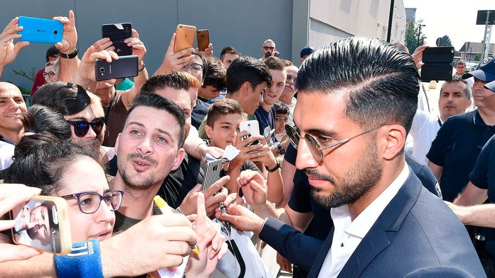 Emre Can počas príchodu do Turína, kde podpísal zmluvu s tamojším Juventusom.
