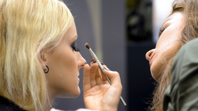 Najhoršie chyby pri líčení. Niektoré z nich vám môžu narobiť poriadne ťažkosti, varuje očný špecialista