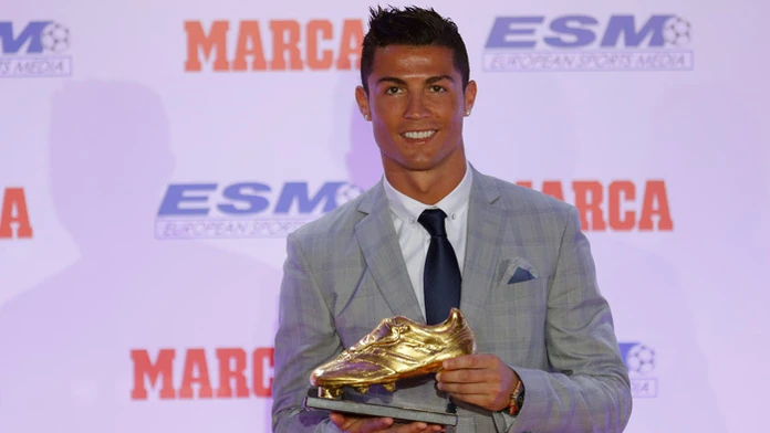 Útočník Realu Madrid Cristiano Ronaldo pózuje pre fotografov zo Zlatou kopačkou.