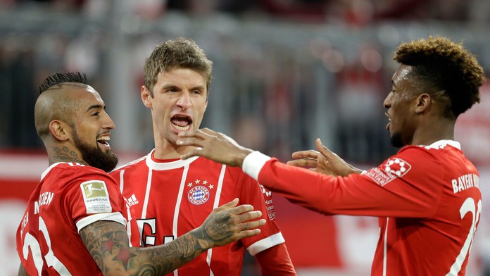 Hráči Realu Madrid oslavujú gól na pôde Valencie.