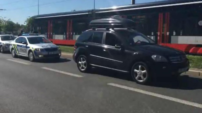 Muž narušil kolónu s Merkelovou.