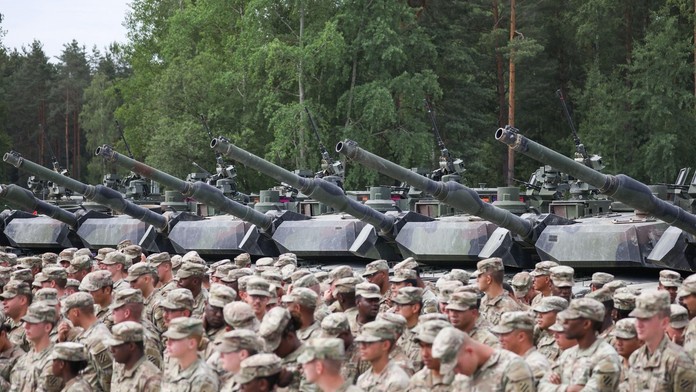 NATO má plán, ako nasadiť vojakov USA vo vojne s Ruskom v Európe. Expert upozornil na veľkú slabinu