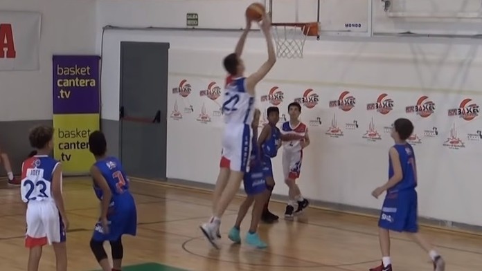 Francúzsky basketbalista Olivier Rioux smečuje loptu do koša.