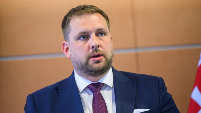 Neobmedzený vstup duchovných do nemocníc usmernia. Podľa ministra Šaška bude návšteva možná len na žiadosť pacienta