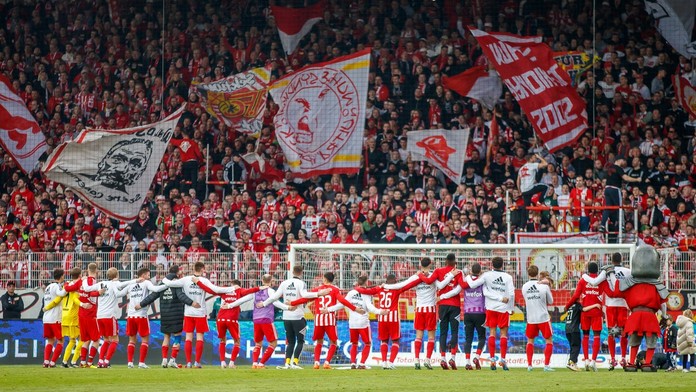 Fanúšikovia prispievali na záchranu a stavali štadión. Teraz sa ich klub derie medzi nemeckú elitu