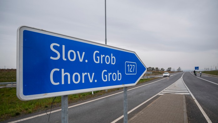 Na snímke symbolické otvorenie prvej etapy obchvatu regiónu Malokarpatska v Chorvátskom Grobe.