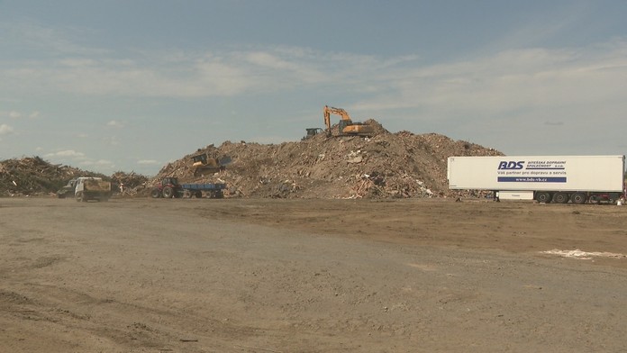 Ťažké mechanizmy zhŕňajú sutiny z domov zničených tornádom.