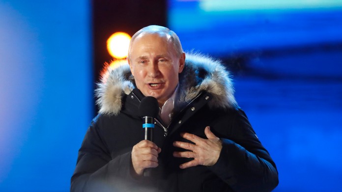 Ruský prezident Vladimir Putin sa po voľbác prihovoril k tisícom stúpencov oslavujúcich jeho víťazstvo.