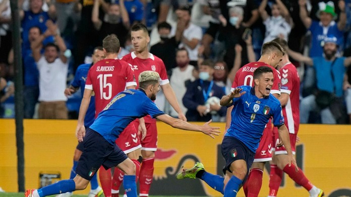 Talian Giacomo Raspadori (vpravo) oslavuje gól v kvalifikácii MS 2022 proti Litve.