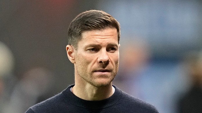 Tréner Leverkusenu Xabi Alonso prichádza na lavičku svojho tímu.