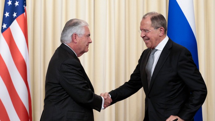 Americký minister zahraničných vecí Rex Tillerson a ruský šéf diplomacie Sergej Lavrov.