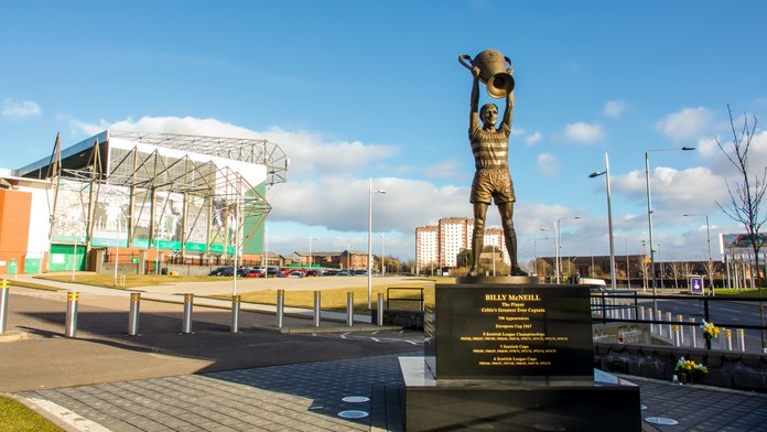 Socha Billyho McNeilla pred štadiónom v Glasgowe.