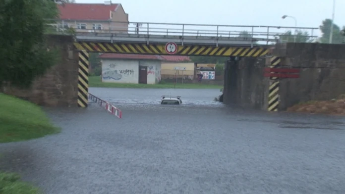 Tento záber zakliesneného auta obehol celé Slovensko.