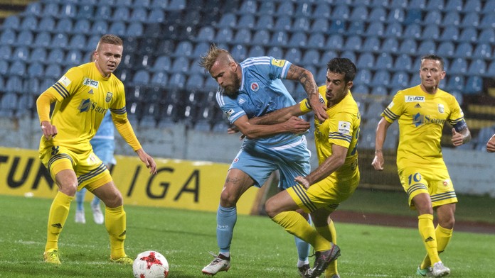 Jakub Mareš zo Slovana (v modrom), za ním José Carrillo z Michaloviec počas ligového zápasu.