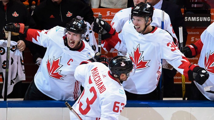 Brad Marchand oslavuje víťazný gól na striedačke s kapitánom Sidney Crosbym (87) a Loganom Coutureom. 