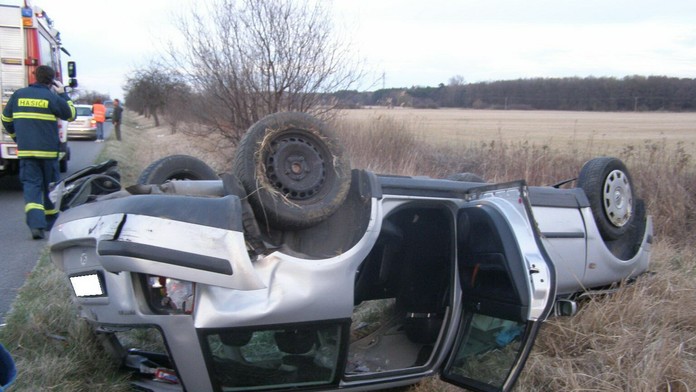 Prevrátené auto pri Kuklove