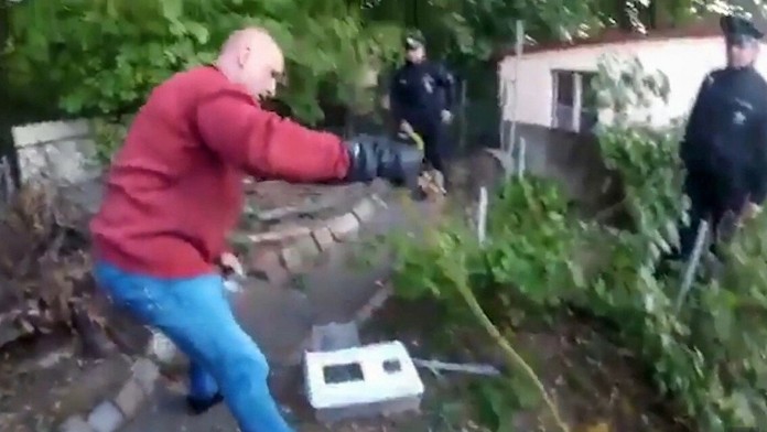 Španielsky policajti obkľúčili muža s mačetou.