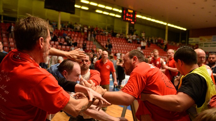 Bitka fanúšikov Prievidze a Komárna po skončení zápasu