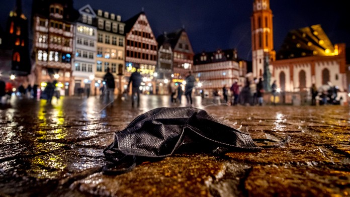 Rúško pohodené na ulici.