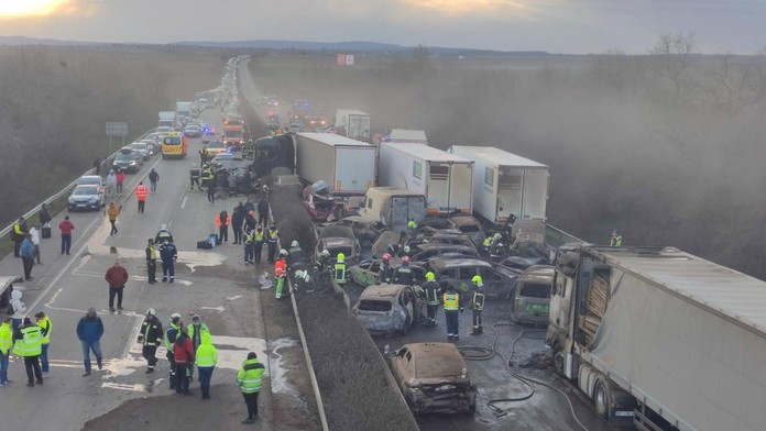 FOTO: Veľká nehoda v Maďarsku. Zrazili sa desiatky áut a päť kamiónov, zhorelo 19 vozidiel