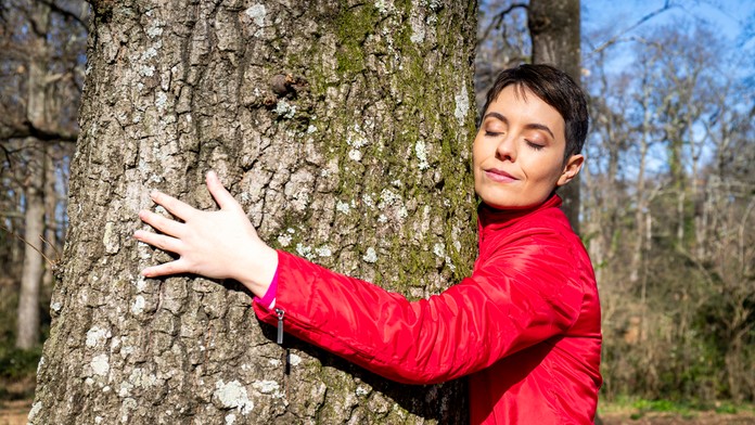 Hovorí o sebe, že je „ekosexuálka“. Žena sa zamilovala do stromu