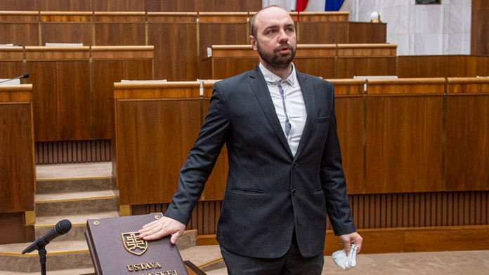 Záhadné šafárenie v ĽSNS. Kotleba vyplatil poslancovi a jeho rodine už 150-tisíc