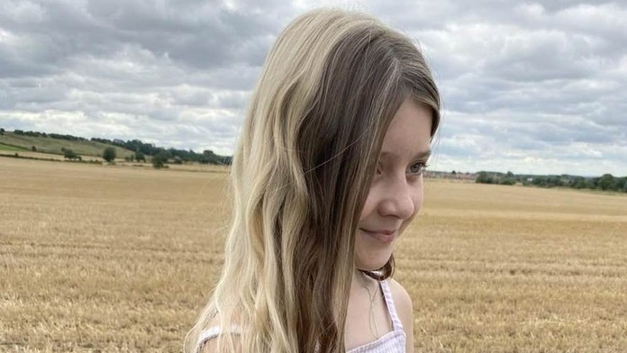 Bella s dvomi farbami vlasov.