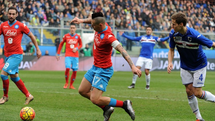 Marek Hamšík strieľa gól proti  Samporii.