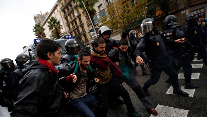 Políca sa snaží zabrániť Kataláncom v účasti na referende o nezávislosti.