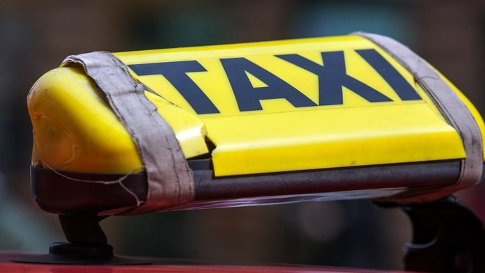 Koľko stojí taxík z Hlavnej stanice na Dlhé diely? Podľa jedného pražského taxikára asi 300 eur