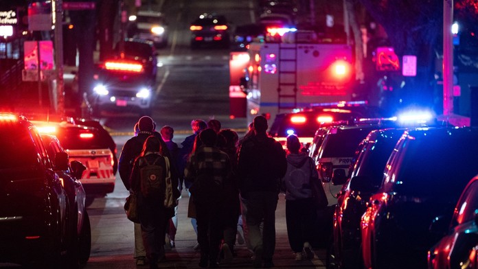Streľba na univerzite si vyžiadala dve obete a osem ťažko zranených. Po páchateľovi pátrajú