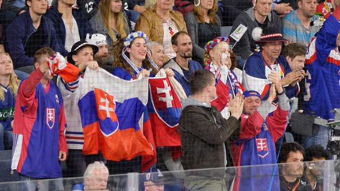 Slovenskí fanúšikovia počas stretnutia s Nemeckom na MS 2017.