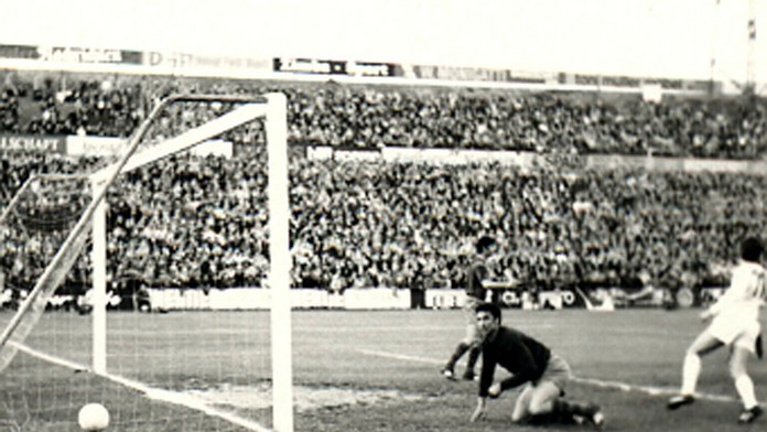 Momentka z finále PVP 1969 medzi Slovanom a Barcelonou, prvý gól v sieti brankára Barcelony Sadurniho. Autorom gólu bol Ľudovít 