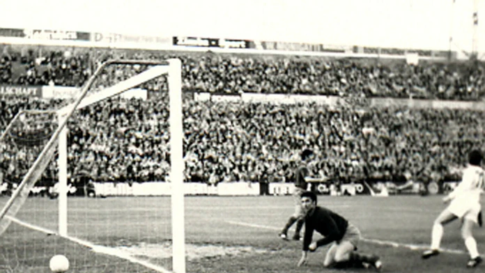 Momentka z finále PVP 1969 medzi Slovanom a Barcelonou, prvý gól v sieti brankára Barcelony Sadurniho. Autorom gólu bol Ľudovít 