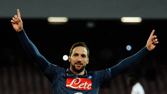 Na snímke hráč Neapola Gonzalo Higuain 