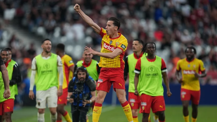 Lens v závere vydarenej sezóny oslavuje trofej. Prvýkrát v histórii získal domáci pohár