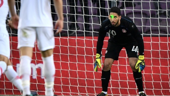 Tuniský brankár Mouez Hassan.