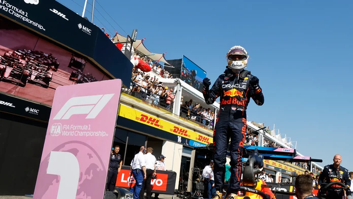 Holandský pilot formuly 1 Max Verstappen z tímu Red Bull oslavuje víťazstvo vo VC Francúzska.