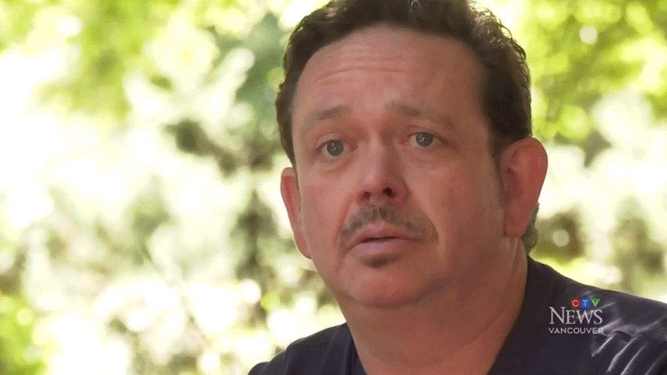 Calova manželka ukazuje, ako jej manžel pri zásahu bleskom stál