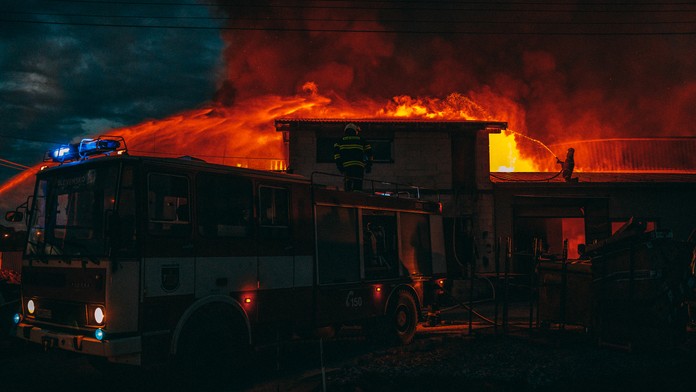 Hasiči zasahujú pri požiari v Spišských Tomášovciach.