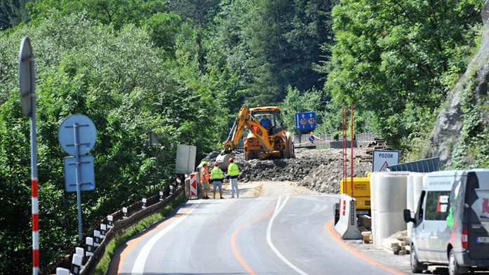Uzávierka cesty pod Strečnom z dôvodu mimoriadnej situácie na skalnom brale.