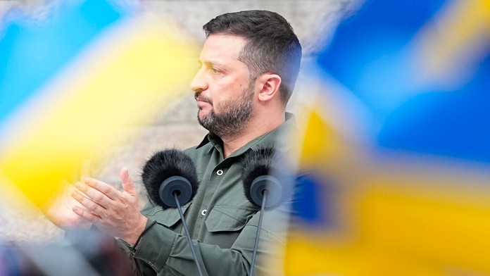 Ukrajinský prezident Volodymyr Zelenskyj tlieska pred davom ľudí pred budovou dánskeho parlamentu v Kodani.