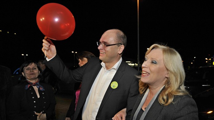 Vtedajšia predsedníčka vlády Iveta Radičová obdarovala lídra SaS Richarda Sulíka červeným balónikom 
