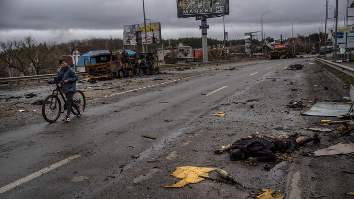 CNN zverejnila videá z dronu, ktoré majú usvedčovať Rusov z klamstva ohľadne masakra v meste Buča