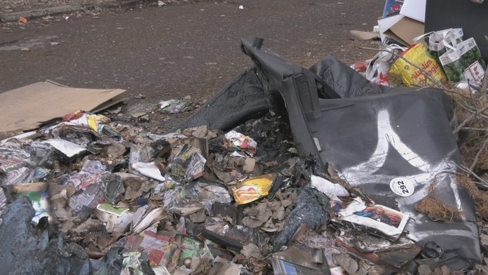 Záber na zničené kontajnery.