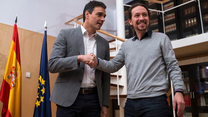 Líder španielskych socalistov Pedro Sanchez (vľavo) a  šéf strany Podemos Pablo Iglesias.