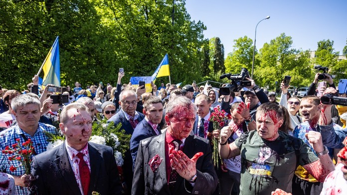 FOTOGRAFIE TÝŽDŇA: Prvá snímka čiernej diery, najdlhší lanový most či zahanbený ruský veľvyslanec