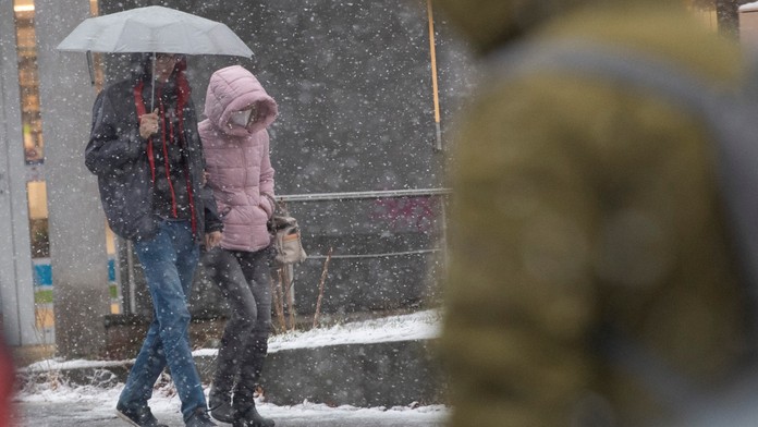 V Bratislave môže v noci snežiť, mesto chystá zásah zimnej údržby