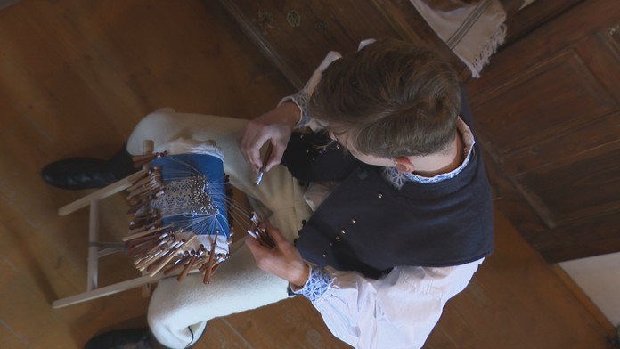 Mladík má nezvyčajný koníček, ktorý je doménou šikovných babičiek v krojoch